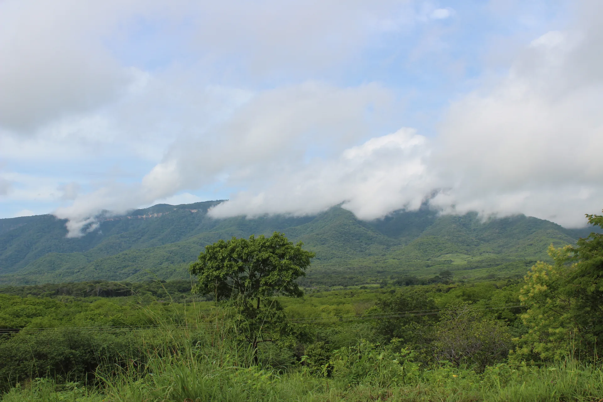Nuvens sobre a paisagem verde da Serra da Ibiapaba, em Tianguá